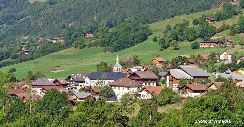 Les Villards sur Thônes l'été massif des Aravis petit village de montagne situé en Haute Savoie proche de Annecy et de Genève et des stations de la clusaz et Grand Bornand photo arvimedia