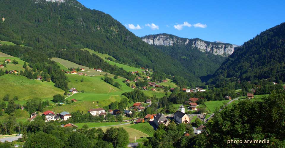 Entremont l'été village touristique Alpes de haute savoie photo arvimedia