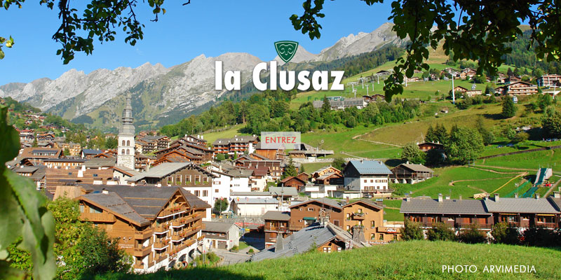 Altitude : village 1100 m - pistes 2600 m La station de La Clusaz se situe à 30 km d'Annecy et à une heure de Genève. arvimedia