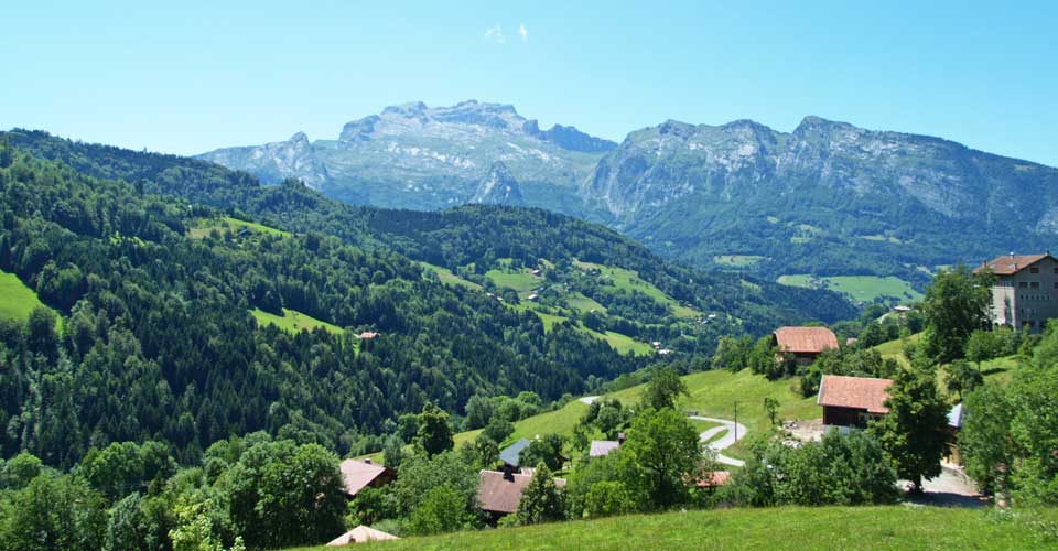 station de sport d'hiver et d'été située en Haute savoie, vacances à la montagne photo arvimedia