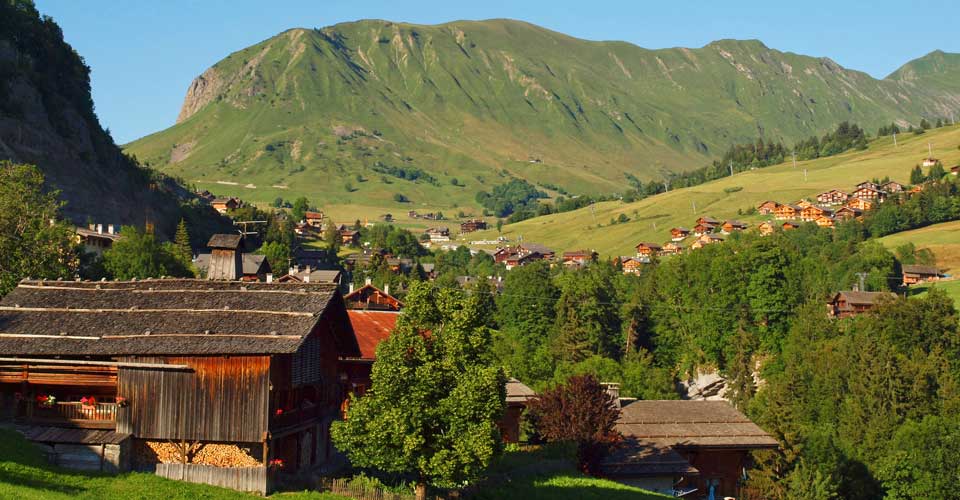 station de sport d'hiver et d'été située en Haute savoie, vacances à la montagne photo arvimedia