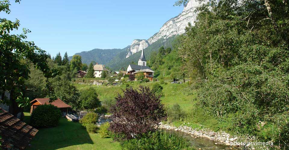 Entremont l'été village touristique Alpes de haute savoie photo arvimedia