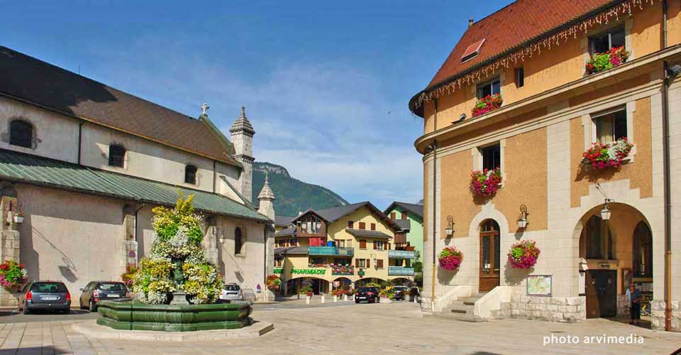 Thônes ville touristique de haute savoie photo arvimedia