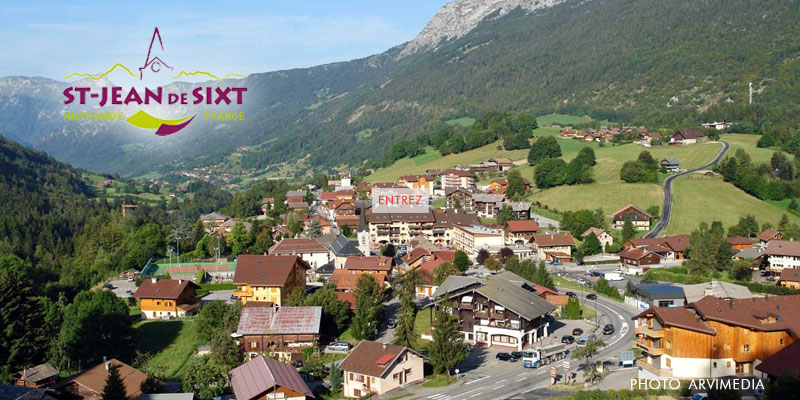 C'est un charmant village très agréable en été comme en hiver. L’accès aux stations avoisinantes est facilité par la rotation de navettes 